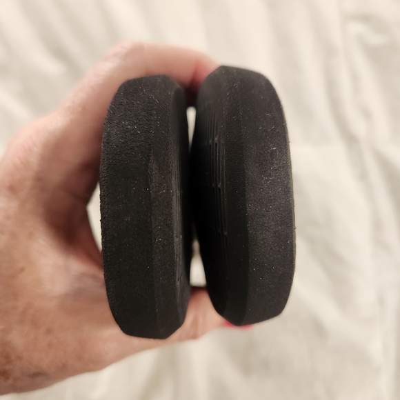 Kate Spade Denise Flip Flops Women's US 9-10 Gold Charm Bow Shoes Black - Picture 4 of 8